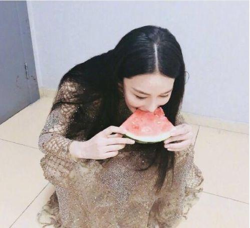 娱乐吃瓜酱穿搭,潮流与趣味并存